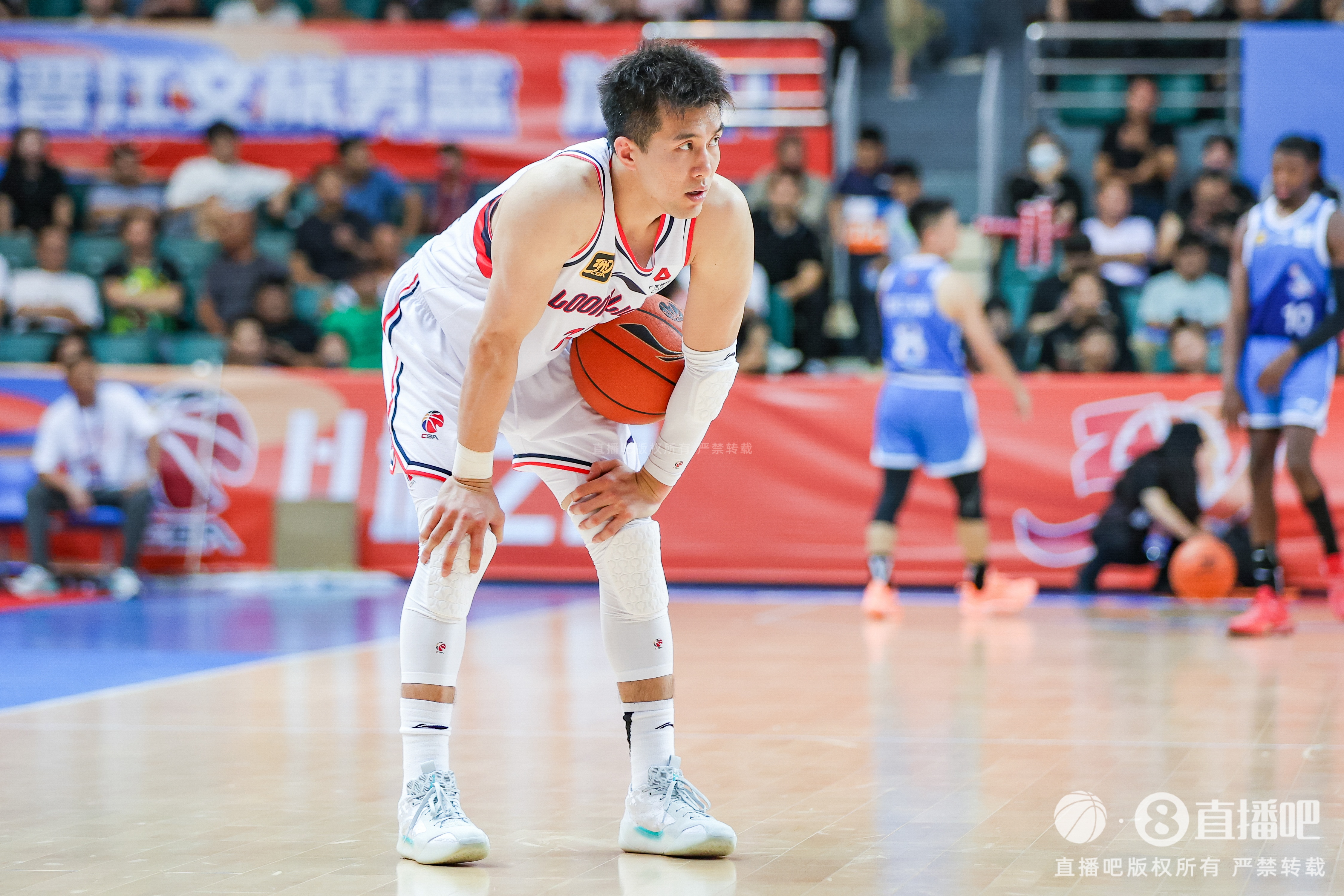 开云赛事-状态平平!郭艾伦2中1仅拿6分2板2助 4次失误