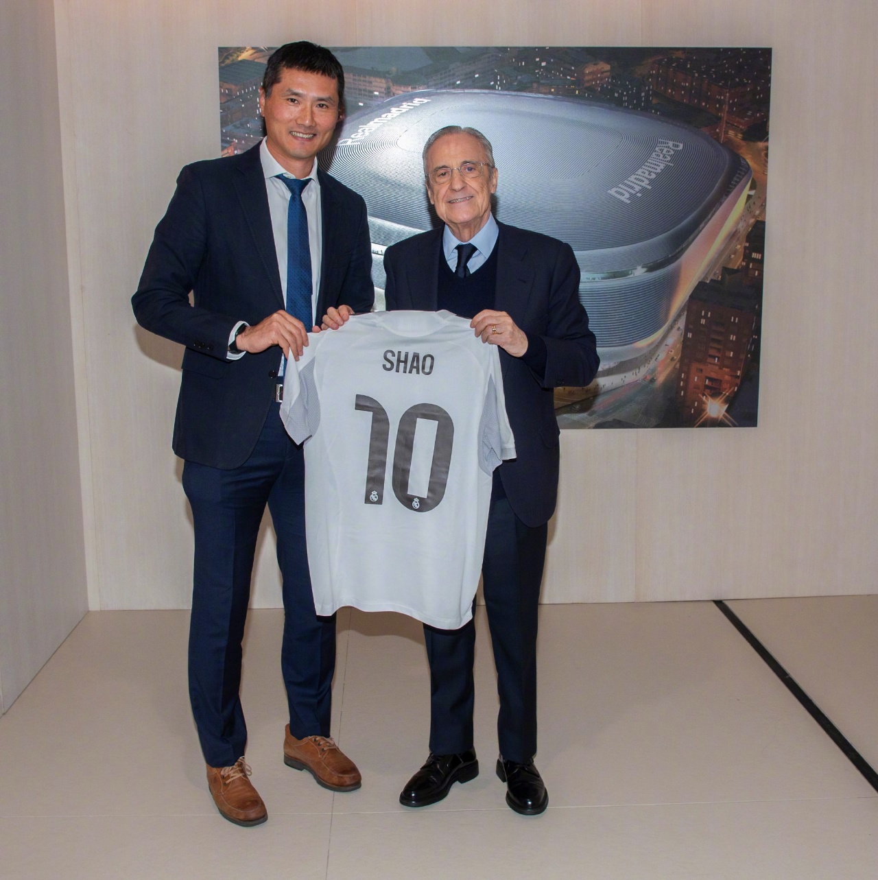 开云体育app-国足主帅邵佳一到访皇马，与弗洛伦蒂诺合影+获赠10号球衣
