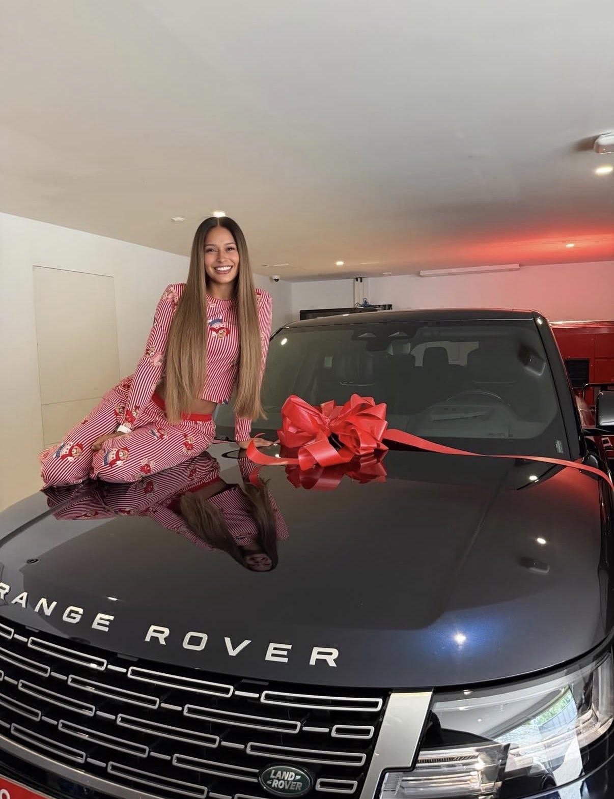 开云平台-惊喜，拉菲尼亚给妻子送了一辆全新的路虎揽胜