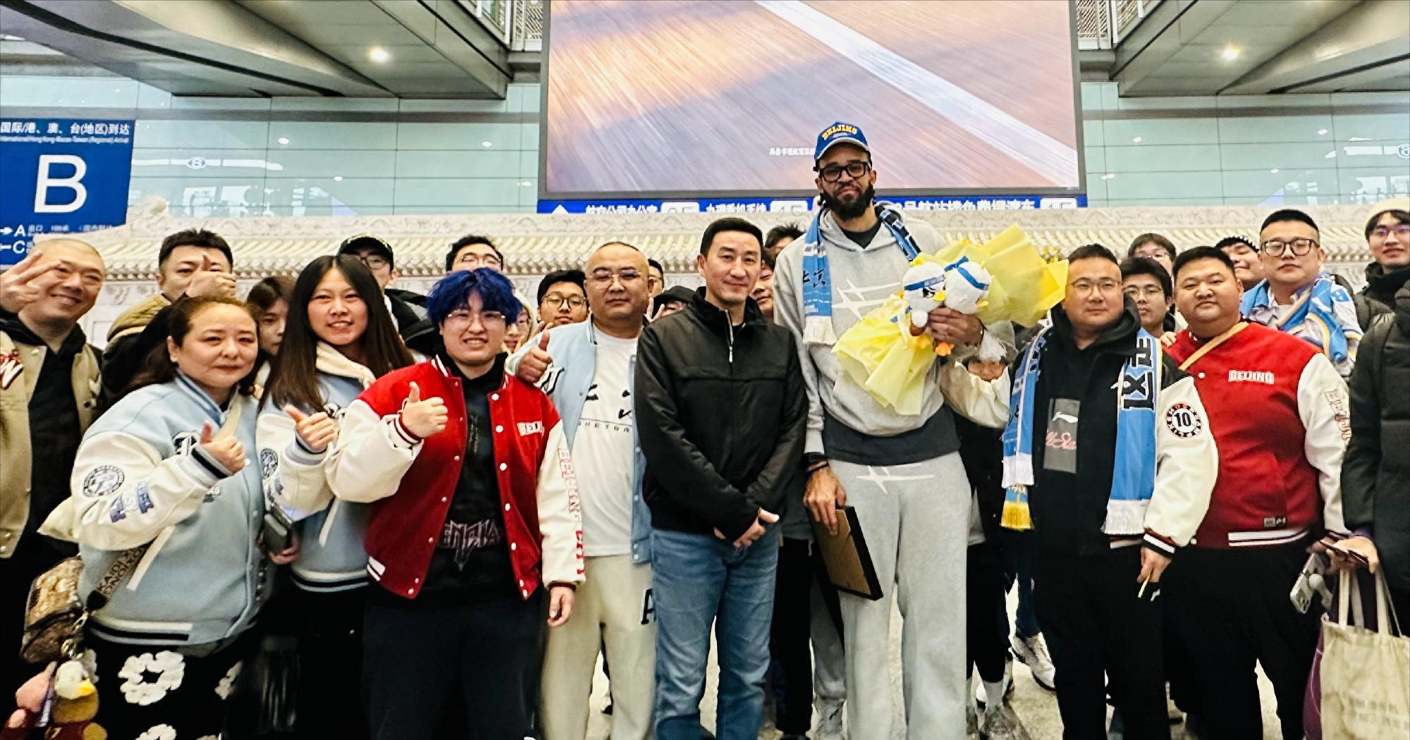 开云赛事-周琦新帮手！2米13中锋签约北京，上海外援不敢嚣张，杜锋心凉了